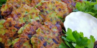 Türk mutfağının en hafif ve en sevilen yemeklerinden biri olan mücver, özellikle kabak ile hazırlanmasıyla bilinir. Osmanlı mutfağından günümüze kadar uzanan bu yemek, hem pratik yapımı hem de doyurucu lezzetiyle sofralarda sıkça tercih edilir. Anadolu’nun birçok bölgesinde farklı varyasyonları yapılan mücver, zamanla kahvaltılardan akşam yemeklerine kadar pek çok öğünün vazgeçilmezi haline gelmiştir. Konulu bir haber görseli.