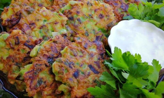 Türk mutfağının en hafif ve en sevilen yemeklerinden biri olan mücver, özellikle kabak ile hazırlanmasıyla bilinir. Osmanlı mutfağından günümüze kadar uzanan bu yemek, hem pratik yapımı hem de doyurucu lezzetiyle sofralarda sıkça tercih edilir. Anadolu’nun birçok bölgesinde farklı varyasyonları yapılan mücver, zamanla kahvaltılardan akşam yemeklerine kadar pek çok öğünün vazgeçilmezi haline gelmiştir. Konulu bir haber görseli.