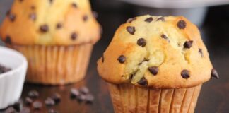 Muffin, özellikle kahvaltı ve atıştırmalık kültüründe öne çıkan, küçük boyutlu keklerden biridir. 18. yüzyılda İngiltere’de ortaya çıkan bu mini kekler, kolay hazırlanabilmesi ve taşınabilir yapısıyla hızla popülerleşmiştir. İngiliz mutfağında kahve ile birlikte tüketilen muffin, zamanla Amerika’ya taşınarak farklı tat ve sunumlarla çeşitlenmiştir. Konulu bir haber görseli.