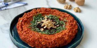 Muhammara, özellikle Akdeniz ve Orta Doğu mutfaklarının sevilen mezelerinden biridir. Muhammara, kırmızı biber, ceviz ve zeytinyağı ile hazırlanan, hem lezzetli hem de besleyici bir mezedir. İçerdiği sağlıklı yağlar ve proteinler sayesinde hem enerji verir hem de vücut sağlığını destekler. Ceviz, özellikle omega-3 açısından zengin olmasıyla kalp sağlığını desteklerken, kırmızı biberin içerdiği vitaminler bağışıklık sistemini güçlendirir. Konulu bir haber görseli.
