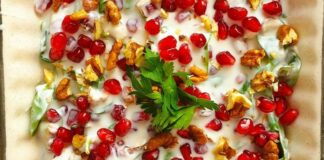 Narlı cevizli salata, hem görselliği hem de lezzeti ile sofralarda öne çıkan bir tariftir. Geleneksel Türk mutfağında yer alan salataların modern yorumlarından biri olarak, özellikle davet sofralarında ve özel günlerde sıkça tercih edilir. Narın canlı kırmızı rengi ve cevizlerin kıtırlığı, salatayı hem iştah açıcı hem de besleyici kılar. Konulu bir haber görseli.