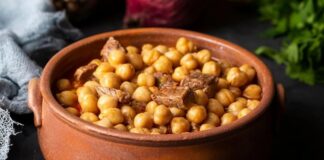 Nohut, hem geleneksel mutfağın hem de modern beslenme alışkanlıklarının en değerli bakliyatlarından biri olarak biliniyor. Anadolu mutfağında yüzyıllardır tüketilen nohut, yalnızca lezzetiyle değil sağladığı faydalarla da öne çıkıyor. Türkiye’nin hemen her bölgesinde yetiştirilebilen bu bakliyat, farklı tariflerde kullanılabilmesi sayesinde mutfaklarda geniş bir yer tutuyor. Konulu bir haber görseli.