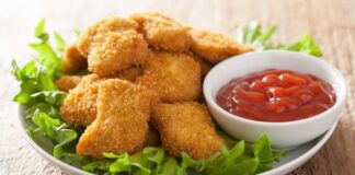 Nugget, özellikle hızlı ve pratik öğün arayanların favori seçeneklerinden biri haline gelmiş bir yiyecektir. Kökeni Amerika’ya dayanan bu atıştırmalık, 1950’li yıllarda geliştirilmiş ve kısa sürede dünya çapında popüler olmuştur. Tavuk eti, kaplamalı ve kızartılmış olarak hazırlanarak altın sarısı bir dış yüzeye kavuşur. Konulu bir haber görseli.