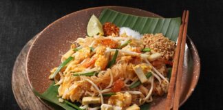 Pad Thai, Tayland mutfağının en bilinen yemeklerinden biridir ve dünya genelinde milyonlarca insan tarafından sevilerek tüketilmektedir. Bu yemek, özellikle Tayland’ın kimliğini yansıtan bir lezzet olarak öne çıkar. 1930’lu yıllarda ülkenin milli kimliğini güçlendirmek amacıyla öne çıkarılan bu yemek, kısa sürede Tayland’ın ulusal yemeklerinden biri haline gelmiştir. Pirinç eriştesiyle yapılan bu özel yemek, Tayland’ın zengin mutfak kültürünü uluslararası alanda temsil etmektedir. Konulu bir haber görseli.