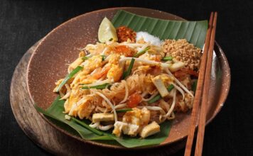 Pad Thai, Tayland mutfağının en bilinen yemeklerinden biridir ve dünya genelinde milyonlarca insan tarafından sevilerek tüketilmektedir. Bu yemek, özellikle Tayland’ın kimliğini yansıtan bir lezzet olarak öne çıkar. 1930’lu yıllarda ülkenin milli kimliğini güçlendirmek amacıyla öne çıkarılan bu yemek, kısa sürede Tayland’ın ulusal yemeklerinden biri haline gelmiştir. Pirinç eriştesiyle yapılan bu özel yemek, Tayland’ın zengin mutfak kültürünü uluslararası alanda temsil etmektedir. Konulu bir haber görseli.