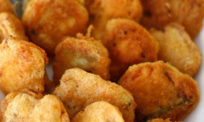 Pane sebze, son yıllarda sağlıklı atıştırmalık ve garnitür seçenekleri arasında ön plana çıkan bir lezzet olarak mutfaklarda yerini aldı. Kökeni Avrupa mutfağına dayanan bu tarif, sebzelerin çıtır dış yüzeyle kaplanıp kızartılması veya fırınlanmasıyla hazırlanır. Konulu bir haber görseli.