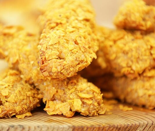 Parmak tavuk, özellikle atıştırmalık ve aperatif lezzet arayışında olanlar için ideal bir tercihtir. Marketlerde veya kasaplarda satılan parmak tavuk, tazeliği ve dokusuyla kaliteyi gösterir. Taze parmak tavuk, pişirme sırasında hem yumuşak bir iç yapıya sahip olur hem de dışının çıtır kalmasını sağlar. Konulu bir haber görseli.