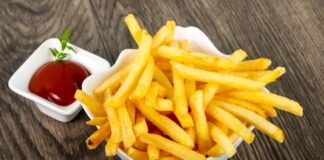 Patates kızartması, dünya genelinde en çok tüketilen atıştırmalıklardan biri olarak bilinir. Kökeni 18. yüzyıl Avrupa’sına dayanan bu lezzetli yiyecek, özellikle Belçika ve Fransa’da gelişmiştir. Küçük doğranmış patatesler, yağda kızartılarak altın sarısı bir renge kavuşur ve çıtır bir doku elde edilir. Konulu bir haber görseli.