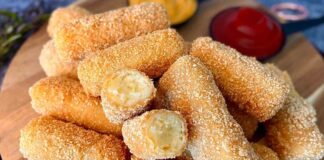 Patates Kroket: Pratik Atıştırmalık Ve Sofraların Vazgeçilmezi Patates kroket, hem çocukların hem de yetişkinlerin favori atıştırmalıkları arasında yer alıyor. Dışı çıtır çıtır, içi yumuşacık olan bu lezzetli atıştırmalık, farklı soslarla birlikte sunulduğunda sofraların yıldızı hâline geliyor. Patates kroket, özellikle pratik hazırlanışı sayesinde hem hızlı bir akşam yemeği tamamlayıcısı hem de davet sofralarının şık atıştırmalığı olarak öne çıkıyor. Bu yazımızda patates kroket yapımını, malzeme seçimlerini, pişirme tekniklerini ve sunum önerilerini detaylı şekilde ele alacağız. Konulu bir haber görseli.