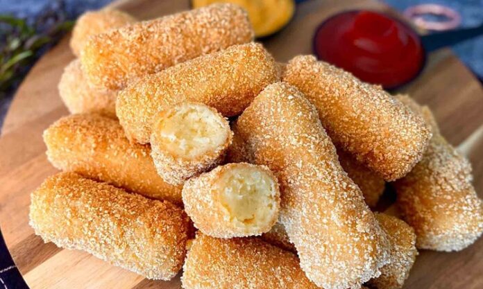 Patates kroket, hem çocukların hem de yetişkinlerin favori atıştırmalıkları arasında yer alıyor. Dışı çıtır çıtır, içi yumuşacık olan bu lezzetli atıştırmalık, farklı soslarla birlikte sunulduğunda sofraların yıldızı hâline geliyor. Patates kroket, özellikle pratik hazırlanışı sayesinde hem hızlı bir akşam yemeği tamamlayıcısı hem de davet sofralarının şık atıştırmalığı olarak öne çıkıyor. Bu yazımızda patates kroket yapımını, malzeme seçimlerini, pişirme tekniklerini ve sunum önerilerini detaylı şekilde ele alacağız. Konulu bir haber görseli.