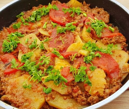 Patates oturtma, Türk mutfağının geleneksel tarifleri arasında önemli bir yere sahiptir. Hem doyurucu hem de lezzetli oluşuyla nesilden nesile aktarılan bu yemek, özellikle ev sofralarının vazgeçilmezlerinden biridir. Patatesin tok tutucu özelliği ile kıymanın besleyici gücü birleştiğinde ortaya çıkan uyum, damaklarda iz bırakan bir tat oluşturur. Konulu bir haber görseli.