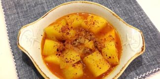 Patates yemeği, hem geleneksel Türk mutfağında hem de dünya mutfaklarında önemli bir yer tutar. Patatesin anavatanı Güney Amerika olsa da, Türk mutfağına girişi 18. yüzyıla dayanır ve kısa sürede sofraların baş tacı olmuştur. Patatesin çok yönlü kullanımı ve uygun fiyatı, onu her mutfakta vazgeçilmez kılar. Konulu bir haber görseli.