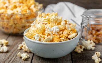 Patlamış mısır, yüzyıllardır insanların favori atıştırmalıklarından biri olmuştur. Kökeni Amerika kıtasına dayanan bu lezzet, ilk olarak yerli halk tarafından keşfedilmiş ve tüketilmiştir. Tarihi kayıtlara göre, 16. yüzyılda Avrupalılar Amerika’ya geldiğinde patlamış mısır ile tanışmıştır. Konulu bir haber görseli.