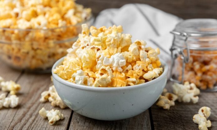 Patlamış mısır, yüzyıllardır insanların favori atıştırmalıklarından biri olmuştur. Kökeni Amerika kıtasına dayanan bu lezzet, ilk olarak yerli halk tarafından keşfedilmiş ve tüketilmiştir. Tarihi kayıtlara göre, 16. yüzyılda Avrupalılar Amerika’ya geldiğinde patlamış mısır ile tanışmıştır. Konulu bir haber görseli.