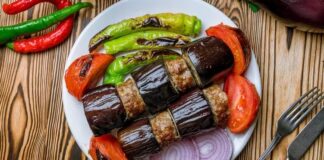 Türk mutfağının vazgeçilmez lezzetlerinden biri olan patlıcan kebabı, özellikle Gaziantep, Şanlıurfa ve Adana gibi şehirlerde sıkça hazırlanır. Patlıcanın közlenip etle buluşmasıyla ortaya çıkan bu yemek, hem hafif hem de doyurucu bir öğün sunar. Osmanlı mutfağından günümüze uzanan tarif, yöresel farklılıklarla her sofrada kendine özgü bir tat bırakır. Konulu bir haber görseli.