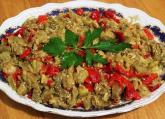 Patlıcan salatası, özellikle Akdeniz ve Ege mutfağının sevilen mezelerinden biridir ve hem hafifliği hem de besleyici özelliği ile öne çıkar. Patlıcan salatası, közlenmiş patlıcan, biber, sarımsak, limon ve zeytinyağı ile hazırlanan, ferahlatıcı ve sağlıklı bir mezedir. Patlıcan, lif ve vitamin açısından zengindir, sindirim sistemini destekler ve tokluk hissi yaratır. Zeytinyağı ve limon ise hem aroma hem de sağlıklı yağ alımı açısından önemli katkılar sağlar. Konulu bir haber görseli.