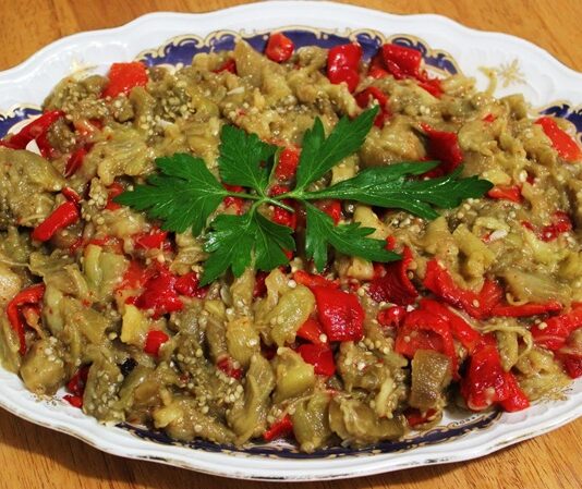 Patlıcan salatası, özellikle Akdeniz ve Ege mutfağının sevilen mezelerinden biridir ve hem hafifliği hem de besleyici özelliği ile öne çıkar. Patlıcan salatası, közlenmiş patlıcan, biber, sarımsak, limon ve zeytinyağı ile hazırlanan, ferahlatıcı ve sağlıklı bir mezedir. Patlıcan, lif ve vitamin açısından zengindir, sindirim sistemini destekler ve tokluk hissi yaratır. Zeytinyağı ve limon ise hem aroma hem de sağlıklı yağ alımı açısından önemli katkılar sağlar. Konulu bir haber görseli.