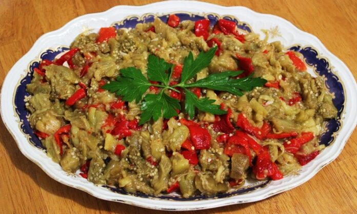 Patlıcan salatası, özellikle Akdeniz ve Ege mutfağının sevilen mezelerinden biridir ve hem hafifliği hem de besleyici özelliği ile öne çıkar. Patlıcan salatası, közlenmiş patlıcan, biber, sarımsak, limon ve zeytinyağı ile hazırlanan, ferahlatıcı ve sağlıklı bir mezedir. Patlıcan, lif ve vitamin açısından zengindir, sindirim sistemini destekler ve tokluk hissi yaratır. Zeytinyağı ve limon ise hem aroma hem de sağlıklı yağ alımı açısından önemli katkılar sağlar. Konulu bir haber görseli.