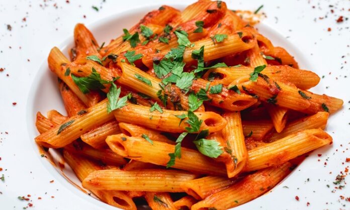 İtalyan mutfağının vazgeçilmezlerinden biri olan penne arabiata, baharatlı sosu ve pratik hazırlanışıyla dünya genelinde popüler bir yemek hâline gelmiştir. “Arabiata” kelimesi İtalyanca’da “öfkeli” anlamına gelir ve yemeğin acı kırmızı biberleriyle karakterize edilen lezzetini tanımlar. Bu özel makarna, özellikle hızlı ve lezzetli bir öğün arayanların favorisi olmuştur. Konulu bir haber görseli.