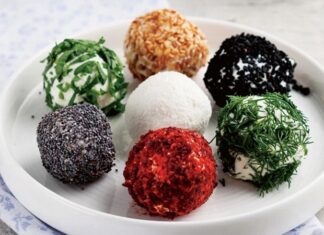 Peynir topu, özellikle atıştırmalık ve mezeler arasında kendine özgü bir yer edinmiş, dışı çıtır ve içi eriyen yapısıyla öne çıkan lezzetlerden biridir. Kökeni Avrupa mutfağına dayanan peynir topları, farklı peynir çeşitleri ve pane harcıyla hazırlanarak hem evlerde hem de restoranlarda sıkça tüketilir. Konulu bir haber görseli.