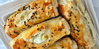 Peynirli börek, Türk mutfağının en özel ve geleneksel lezzetlerinden biridir. Çay saatlerinin en çok aranan eşlikçisi, misafir sofralarının baş tacı ve sabah kahvaltılarının olmazsa olmazı olan bu börek çeşidi, pratik hazırlanışıyla da gönülleri fetheder. Kat kat yufkaların arasına serilen lezzetli peynir harcı sayesinde ortaya çıkan doyurucu tat, hem günlük öğünlerde hem de özel davetlerde sıklıkla tercih edilir. Bugün, peynirli böreğin tarihinden yapılışına, farklı çeşitlerinden püf noktalarına kadar pek çok detayı keşfedeceğiz. Konulu bir haber görseli.