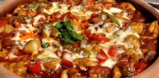 Güveç yemekleri, Türk mutfağının en sevilen lezzetlerinden biridir. Özellikle peynirli mantar güveç, hem pratik hazırlanışı hem de zengin aromasıyla sofraların vazgeçilmezi haline gelmiştir. Mantarın kendine özgü aroması, peynirin kremamsı dokusuyla birleştiğinde ortaya enfes bir tat çıkar. Bu yemek, özellikle akşam yemeklerinde hem ana yemek hem de garnitür olarak tercih edilebilir. Konulu bir haber görseli.