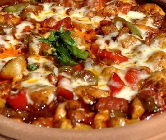 Güveç yemekleri, Türk mutfağının en sevilen lezzetlerinden biridir. Özellikle peynirli mantar güveç, hem pratik hazırlanışı hem de zengin aromasıyla sofraların vazgeçilmezi haline gelmiştir. Mantarın kendine özgü aroması, peynirin kremamsı dokusuyla birleştiğinde ortaya enfes bir tat çıkar. Bu yemek, özellikle akşam yemeklerinde hem ana yemek hem de garnitür olarak tercih edilebilir. Konulu bir haber görseli.