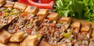 Türk mutfağının en özel hamur işleri arasında yer alan pide, yüzyıllar boyunca Anadolu’nun farklı bölgelerinde şekillenerek günümüze ulaşmıştır. İnce ya da kalın açılan hamurun üzerine kıyma, peynir, sucuk ya da sebzelerle hazırlanan malzemelerin eklenmesiyle pişirilen pide, hem doyurucu hem de lezzetli bir yiyecek olarak sofralarda yer alır. Osmanlı mutfak kültüründen izler taşıyan pide, özellikle taş fırınlarda pişirildiğinde kendine has aromasını bulur. Konulu bir haber görseli.