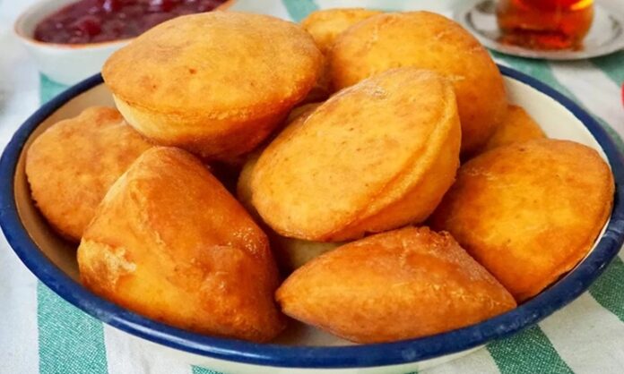 Pişi, Türk mutfağının en eski ve sevilen hamur işlerinden biridir. Genellikle kahvaltılarda ve çay saatlerinde tüketilen pişi, yumuşak ve hafif çıtır dokusu ile öne çıkar. Tarihi Osmanlı dönemine kadar uzanan bu lezzet, günümüzde sokak lezzeti olarak da popülerliğini korumaktadır. Konulu bir haber görseli.