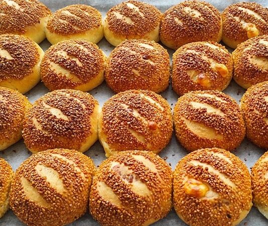 Poğaça, Türk mutfağının en sevilen hamur işlerinden biridir. Genellikle kahvaltılarda, çay saatlerinde ve ara öğünlerde tercih edilen poğaça, yumuşak dokusu ve lezzetli iç harcı ile öne çıkar. Tarihi kökenleri Osmanlı mutfağına kadar uzanan poğaça, farklı iç malzemelerle zenginleştirilerek günümüzde birçok çeşitte tüketilmektedir. Konulu bir haber görseli.