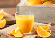 Portakal suyu, sağlıklı yaşamın vazgeçilmez içeceklerinden biri olarak öne çıkıyor. Portakal suyu, yüksek oranda C vitamini içerir ve bağışıklık sistemini güçlendirmeye yardımcı olur. Özellikle kış aylarında hastalıklara karşı koruyucu etkisi ile bilinir. Düzenli olarak tüketilen taze portakal suyu, enerji seviyelerini artırır ve günlük vitamin ihtiyacını karşılamaya katkı sağlar. Konulu bir haber görseli.