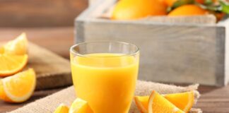 Portakal suyu, sağlıklı yaşamın vazgeçilmez içeceklerinden biri olarak öne çıkıyor. Portakal suyu, yüksek oranda C vitamini içerir ve bağışıklık sistemini güçlendirmeye yardımcı olur. Özellikle kış aylarında hastalıklara karşı koruyucu etkisi ile bilinir. Düzenli olarak tüketilen taze portakal suyu, enerji seviyelerini artırır ve günlük vitamin ihtiyacını karşılamaya katkı sağlar. Konulu bir haber görseli.