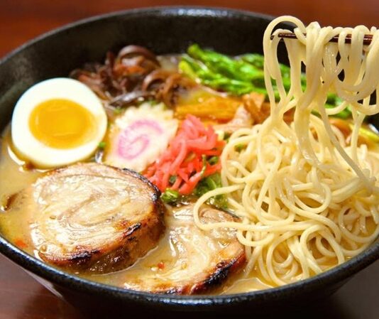 Ramen, kökeni Çin’e dayanan ancak Japonya’da farklı bir kimlik kazanmış olan bir yemektir. İlk olarak Çin’den Japonya’ya geçen bu yemek, zamanla Japon mutfağının ayrılmaz bir parçası haline gelmiştir. Japonya’da özellikle 19. yüzyılın sonlarına doğru popülerleşmeye başlayan ramen, bugün sadece Japonya’da değil, dünyanın birçok ülkesinde de sevilerek tüketilmektedir. Ucuz, hızlı ve lezzetli bir yemek olması onun geniş kitlelere ulaşmasını sağlamıştır. Konulu bir haber görseli.