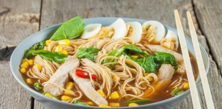 Ramen, Japon mutfağının en sevilen yemeklerinden biri olarak dünya çapında büyük bir popülarite kazanmıştır. İlk olarak Çin’den Japonya’ya geçtiği düşünülen bu yemek, zamanla Japon kültürünün vazgeçilmez bir parçası haline gelmiştir. 19. yüzyıldan itibaren ülke genelinde yayılmaya başlayan ramen, özellikle İkinci Dünya Savaşı sonrasında Japon halkının günlük yaşamında sıkça tükettiği bir yemek olmuştur. Konulu bir haber görseli.