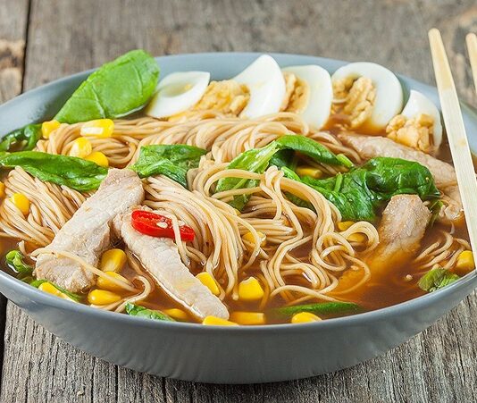 Ramen, Japon mutfağının en sevilen yemeklerinden biri olarak dünya çapında büyük bir popülarite kazanmıştır. İlk olarak Çin’den Japonya’ya geçtiği düşünülen bu yemek, zamanla Japon kültürünün vazgeçilmez bir parçası haline gelmiştir. 19. yüzyıldan itibaren ülke genelinde yayılmaya başlayan ramen, özellikle İkinci Dünya Savaşı sonrasında Japon halkının günlük yaşamında sıkça tükettiği bir yemek olmuştur. Konulu bir haber görseli.