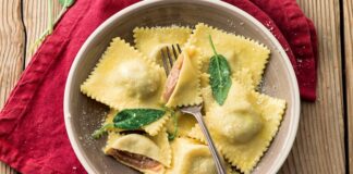 Ravioli, İtalyan mutfağının klasikleşmiş dolma makarna çeşitlerinden biridir. Genellikle küçük kare veya yarım ay şekillerinde hazırlanır ve iç harcı çeşitli malzemelerle doldurulur. Bu makarna türü, Orta Çağ’a kadar uzanan köklü bir geçmişe sahiptir ve İtalya’nın farklı bölgelerinde farklı içeriklerle hazırlanır. Konulu bir haber görseli.