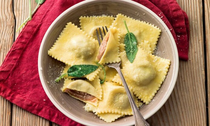 Ravioli, İtalyan mutfağının klasikleşmiş dolma makarna çeşitlerinden biridir. Genellikle küçük kare veya yarım ay şekillerinde hazırlanır ve iç harcı çeşitli malzemelerle doldurulur. Bu makarna türü, Orta Çağ’a kadar uzanan köklü bir geçmişe sahiptir ve İtalya’nın farklı bölgelerinde farklı içeriklerle hazırlanır. Konulu bir haber görseli.