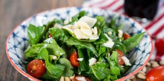 Roka Salatası, Akdeniz ve Orta Doğu mutfağında uzun yıllardır sofralarda yer alan sağlıklı ve ferahlatıcı bir salata türüdür. Özellikle rokanın kendine has aroması, bu salatayı farklı kılan en önemli unsurdur. Rokanın hafif acımsı tadı, salatanın lezzetini dengeler ve diğer sebzelerle birleştiğinde damakta unutulmaz bir tat bırakır. Konulu bir haber görseli.