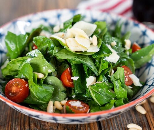Roka Salatası, Akdeniz ve Orta Doğu mutfağında uzun yıllardır sofralarda yer alan sağlıklı ve ferahlatıcı bir salata türüdür. Özellikle rokanın kendine has aroması, bu salatayı farklı kılan en önemli unsurdur. Rokanın hafif acımsı tadı, salatanın lezzetini dengeler ve diğer sebzelerle birleştiğinde damakta unutulmaz bir tat bırakır. Konulu bir haber görseli.
