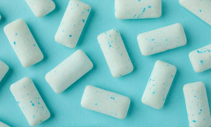 Sakız, uzun yıllardır hem keyifli bir atıştırmalık hem de günlük yaşamın küçük bir eğlencesi olarak öne çıkıyor. Küçük paketleriyle çantanızda kolayca taşınabilen sakızlar, her yaştan insan için popüler bir seçenek oluşturuyor. Son yıllarda tüketici taleplerinin değişmesi, sakız sektörünü hem lezzet hem de sağlık odaklı ürünler geliştirmeye yönlendirdi. Özellikle şekersiz ve doğal içerikli sakızlar, sağlıklı yaşam trendleriyle birleşerek büyük ilgi görüyor. Konulu bir haber görseli.