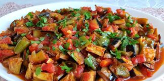 Şakşuka İle Sofralara Renkli Lezzet Katın Şakşuka, özellikle Türk mutfağının sevilen sebze yemeklerinden biridir ve hem görselliği hem de lezzeti ile öne çıkar. Şakşuka, kızartılmış patlıcan, biber, domates ve sarımsak ile hazırlanan, hafif ve besleyici bir yemektir. İçerdiği sebzeler, vitamin ve mineral açısından zengin olduğu için vücuda enerji sağlar ve bağışıklık sistemini destekler. Zeytinyağı ile yapılan şakşuka, sağlıklı yağ alımını destekler ve kalp sağlığına katkıda bulunur. Konulu bir haber görseli.