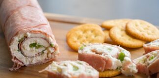 Salam rulo, hem görsel şıklığı hem de pratik hazırlanışıyla sofralarda sıkça tercih edilen lezzetlerden biridir. Özellikle davetlerde, kahvaltılarda ya da ara öğünlerde sunumlara zarafet katmak için kullanılan salam rulo, farklı malzemelerle zenginleştirilerek çeşitlendirilebilir. İnce dilimlenmiş salamların peynir, sebze ya da soslarla birleşmesiyle hazırlanan bu lezzet, hem çocuklar hem de yetişkinler için oldukça caziptir. Konulu bir haber görseli.