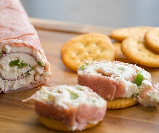 Salam rulo, hem görsel şıklığı hem de pratik hazırlanışıyla sofralarda sıkça tercih edilen lezzetlerden biridir. Özellikle davetlerde, kahvaltılarda ya da ara öğünlerde sunumlara zarafet katmak için kullanılan salam rulo, farklı malzemelerle zenginleştirilerek çeşitlendirilebilir. İnce dilimlenmiş salamların peynir, sebze ya da soslarla birleşmesiyle hazırlanan bu lezzet, hem çocuklar hem de yetişkinler için oldukça caziptir. Konulu bir haber görseli.