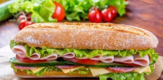 Salamlı sandviç, hızlı ve pratik öğün arayanların tercih ettiği klasik bir seçenek olarak öne çıkar. İlk kez Avrupa mutfaklarında popülerleşen bu sandviç, salamın ince dilimlenmiş haliyle ekmek arasına yerleştirilmesiyle hazırlanır. Geleneksel tarif, sadece salam ve ekmekle yapılırken zamanla peynir, marul ve domates gibi ek malzemelerle zenginleştirilmiştir. Konulu bir haber görseli.