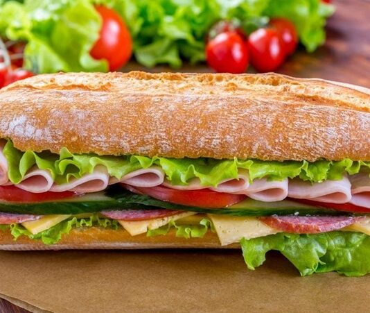 Salamlı sandviç, hızlı ve pratik öğün arayanların tercih ettiği klasik bir seçenek olarak öne çıkar. İlk kez Avrupa mutfaklarında popülerleşen bu sandviç, salamın ince dilimlenmiş haliyle ekmek arasına yerleştirilmesiyle hazırlanır. Geleneksel tarif, sadece salam ve ekmekle yapılırken zamanla peynir, marul ve domates gibi ek malzemelerle zenginleştirilmiştir. Konulu bir haber görseli.