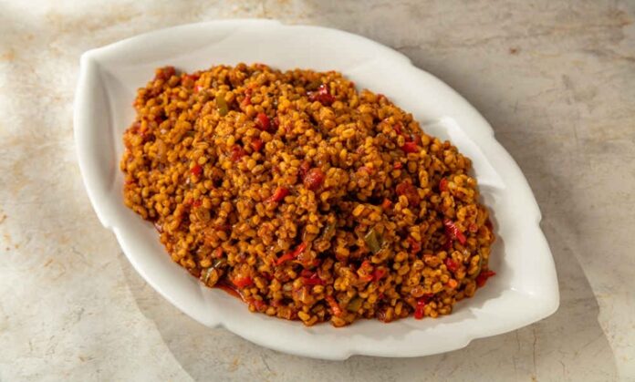 Sebzeli bulgur pilavı, Türk mutfağında hem besleyici hem de pratik bir yemek olarak bilinir. Yüzyıllardır sofralarda yer alan bu tarif, özellikle bulgurun besin değerleriyle birleştiğinde hem doyurucu hem de sağlıklı bir öğün sunar.
