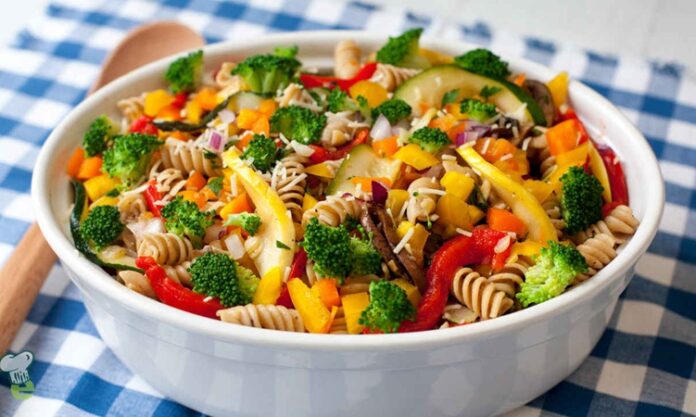 Sebzeli makarna, sağlıklı beslenmeyi önemseyenlerin ve hafif öğünleri tercih edenlerin mutfağında sıkça yer alır. Taze sebzelerin makarna ile birleşmesi, hem lezzet hem de besin değeri açısından oldukça zengindir. Özellikle yaz aylarında, sebzelerin mevsiminde kullanılmasıyla ortaya çıkan renkli ve doyurucu sunumlar, sofraları şenlendirir. Konulu bir haber görseli.