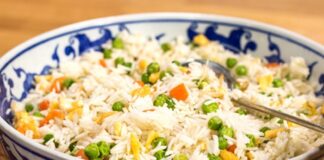 Sebzeli pirinç, Türk mutfağında hem ev sofralarının hem de özel davetlerin vazgeçilmez yemeklerinden biri olarak öne çıkar. Pirincin yumuşak dokusu ile çeşitli sebzelerin renk ve aromalarının birleşimi, pilavı hem göze hem damağa hitap eden bir lezzet hâline getirir. Konulu bir haber görseli.