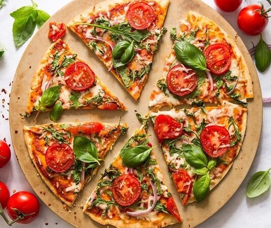 Sebzeli pizza, İtalyan mutfağının klasik pizzalarından türeyen sağlıklı ve lezzetli bir alternatiftir. Bu pizza çeşidi, özellikle taze sebzeler ve peynir kombinasyonuyla sofralara renk ve aroma katar. İlk olarak Napoli’de ortaya çıkan pizza kültürü, sebzelerin kullanımıyla daha sağlıklı ve hafif bir boyut kazanmıştır. Konulu bir haber görseli.