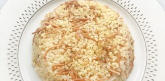 Şehriyeli pilav, Türk mutfağının en klasik ve sevilen yemeklerinden biridir. Tarih boyunca Osmanlı mutfağından günümüz sofralarına kadar uzanan bir lezzet yolculuğuna sahiptir. Küçük pirinç taneleri ve kavrulmuş şehriyelerin birleşimi, pilava hem doku hem de aroma kazandırır. Konulu bir haber görseli.